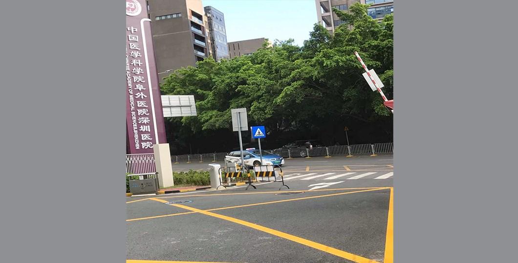 醫(yī)院大門口禁停網(wǎng)格劃線